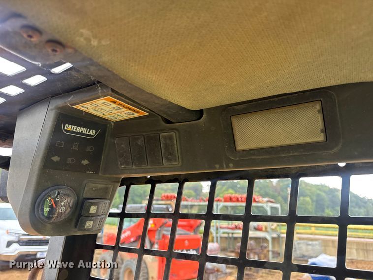 image for item DW6518 2000 Caterpillar 226 skid steer loader