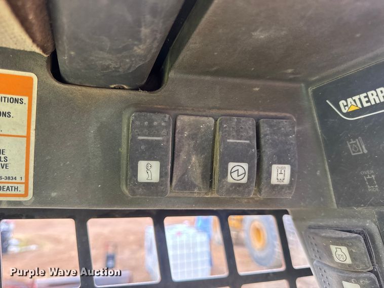 image for item DW6518 2000 Caterpillar 226 skid steer loader