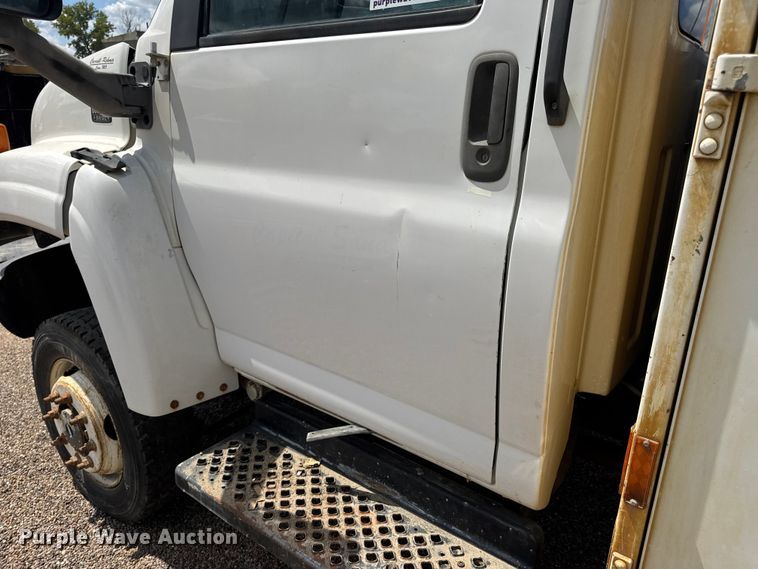 image for item DW6521 2005 Chevrolet C5500 utility / service truck