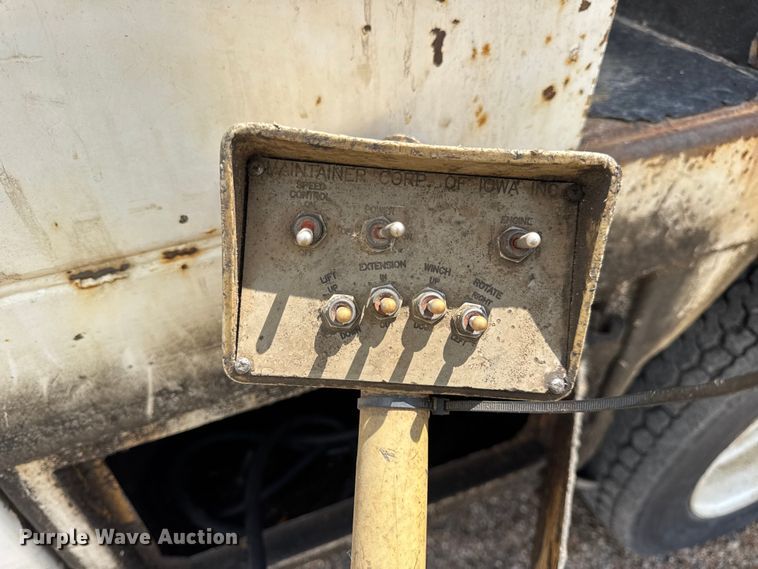 image for item DW6521 2005 Chevrolet C5500 utility / service truck