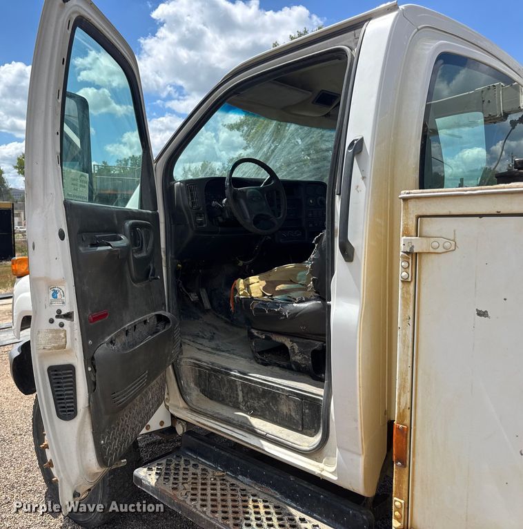 image for item DW6521 2005 Chevrolet C5500 utility / service truck