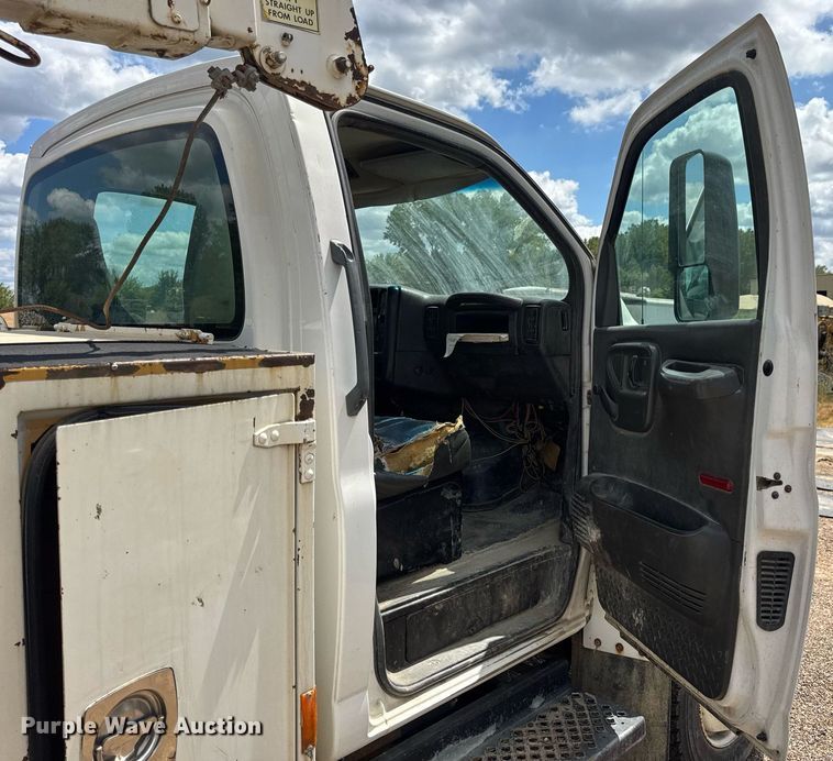 image for item DW6521 2005 Chevrolet C5500 utility / service truck