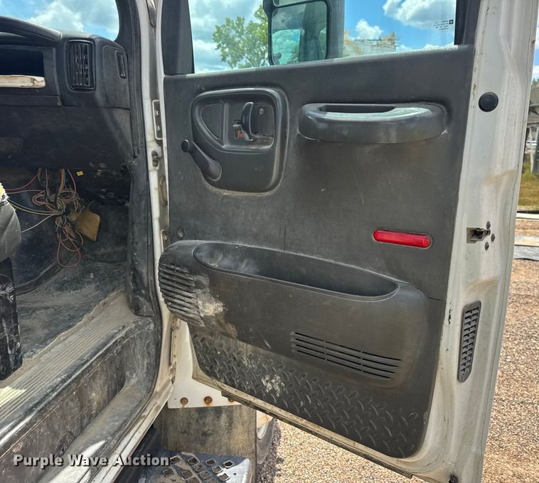image for item DW6521 2005 Chevrolet C5500 utility / service truck