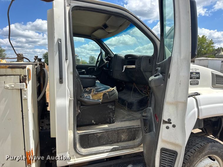 image for item DW6521 2005 Chevrolet C5500 utility / service truck