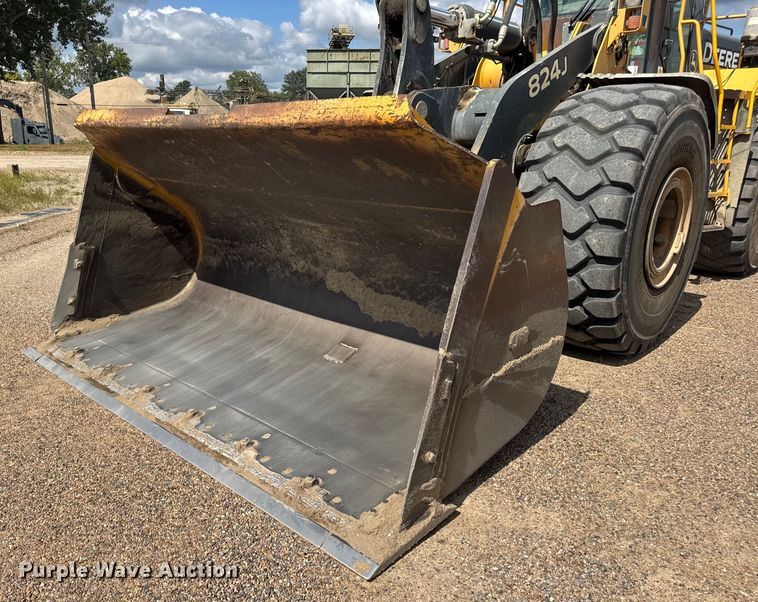 image for item DW6522 2007 John Deere 824J wheel loader
