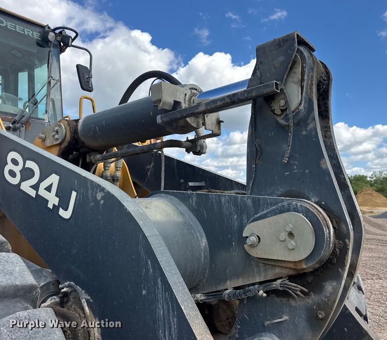 image for item DW6522 2007 John Deere 824J wheel loader