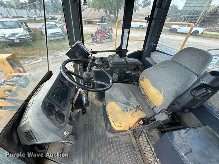 image for item DW6522 2007 John Deere 824J wheel loader