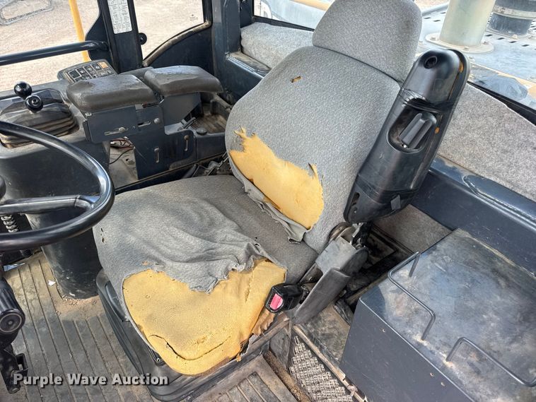 image for item DW6522 2007 John Deere 824J wheel loader