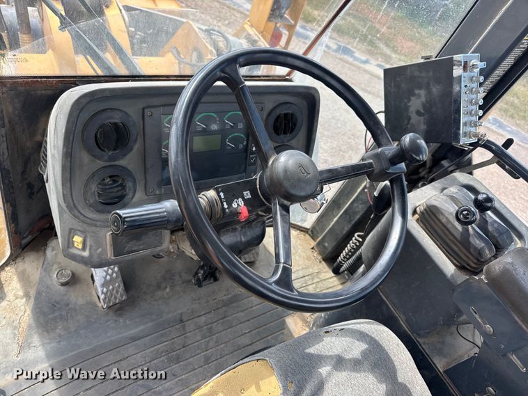 image for item DW6522 2007 John Deere 824J wheel loader