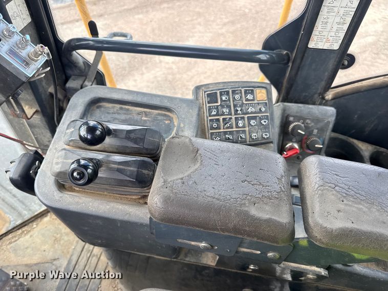 image for item DW6522 2007 John Deere 824J wheel loader