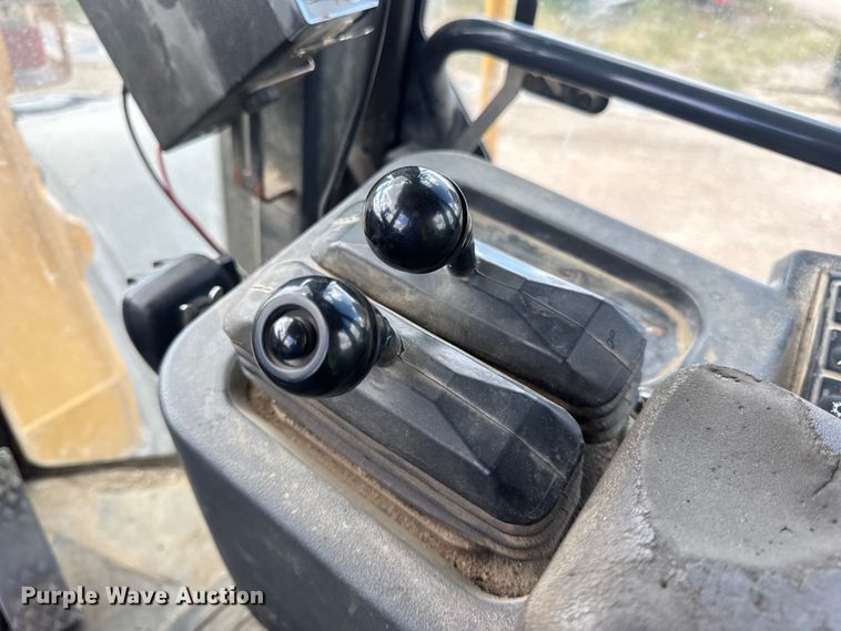 image for item DW6522 2007 John Deere 824J wheel loader