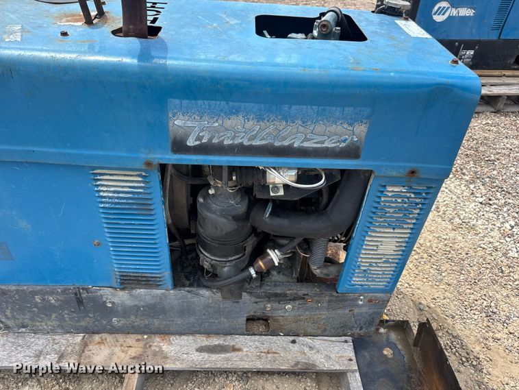 image for item DW6526 Miller Trailblazer 300D welder/generator