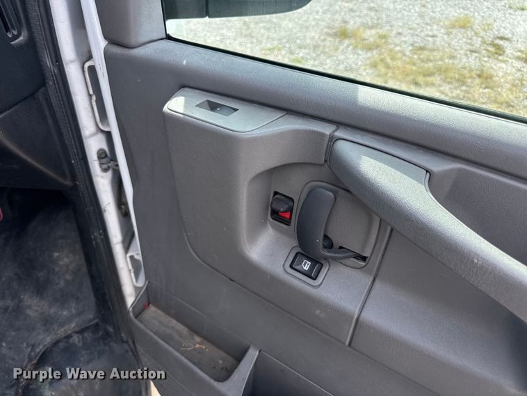 image for item DW6547 2013 Chevrolet  Express 2500 van