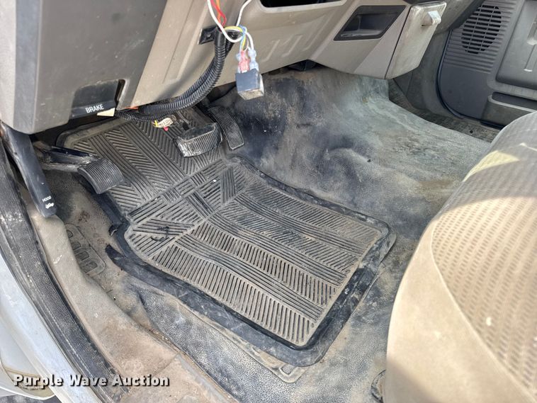 image for item DW6552 2010 Ford  F450 Super Duty XL  truck cab and chassis