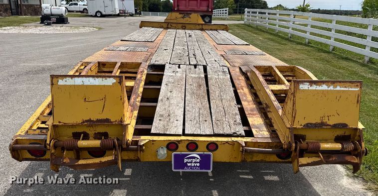 image for item DW6558 1999 Eager Beaver 20HALX equipment trailer
