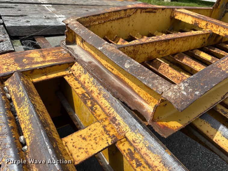 image for item DW6558 1999 Eager Beaver 20HALX equipment trailer