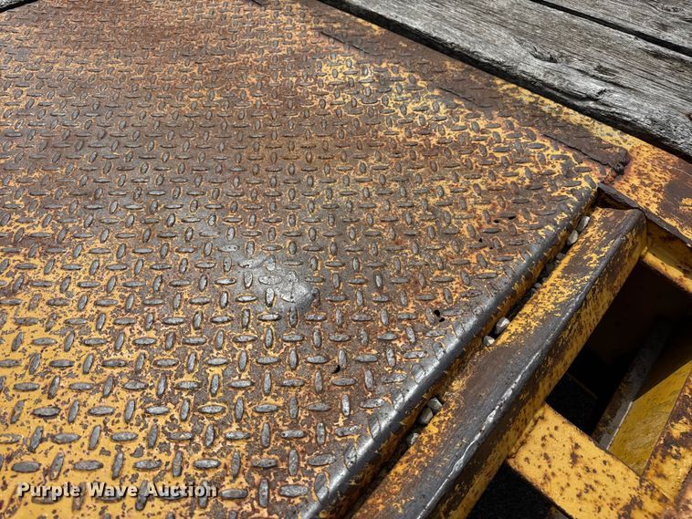 image for item DW6558 1999 Eager Beaver 20HALX equipment trailer