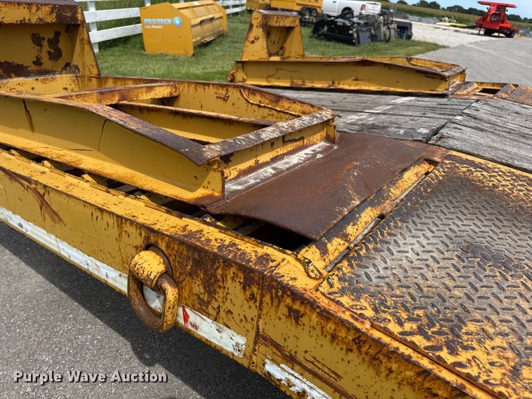 image for item DW6558 1999 Eager Beaver 20HALX equipment trailer