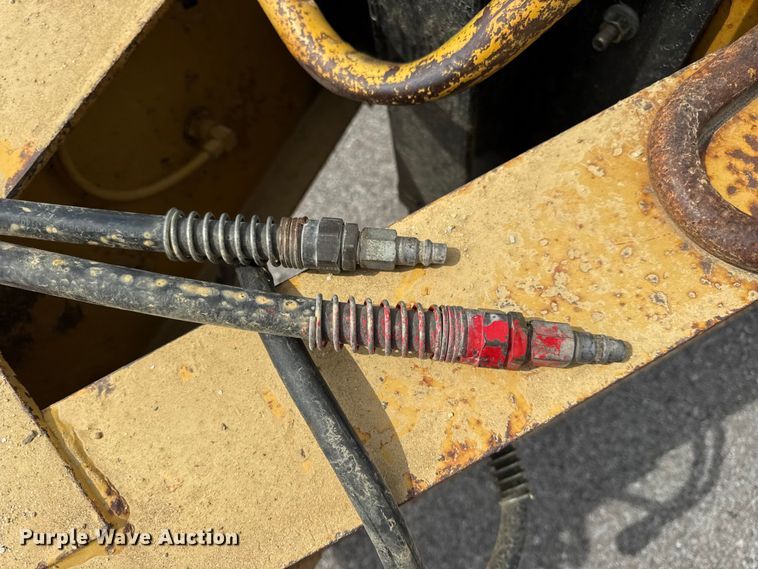 image for item DW6558 1999 Eager Beaver 20HALX equipment trailer