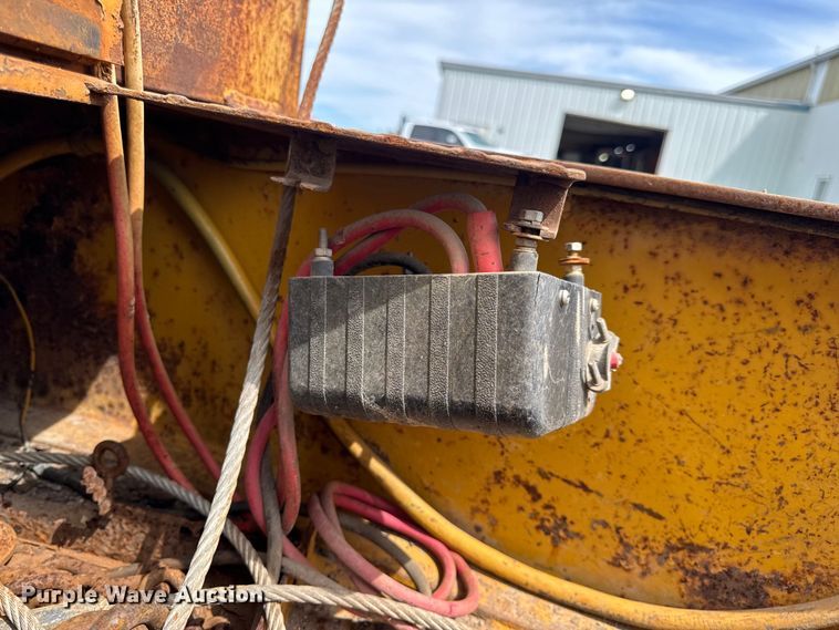 image for item DW6558 1999 Eager Beaver 20HALX equipment trailer