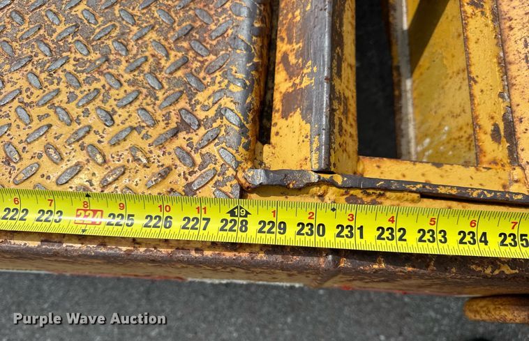 image for item DW6558 1999 Eager Beaver 20HALX equipment trailer