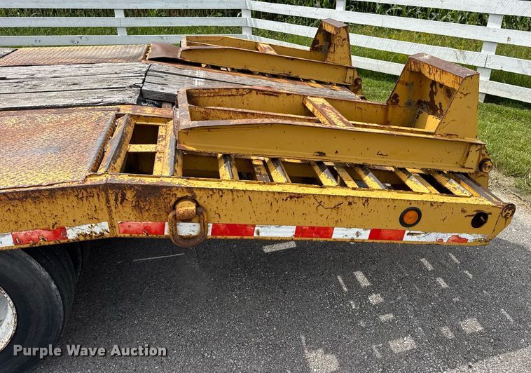image for item DW6558 1999 Eager Beaver 20HALX equipment trailer