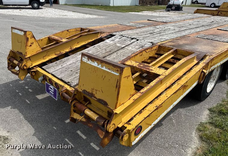 image for item DW6558 1999 Eager Beaver 20HALX equipment trailer
