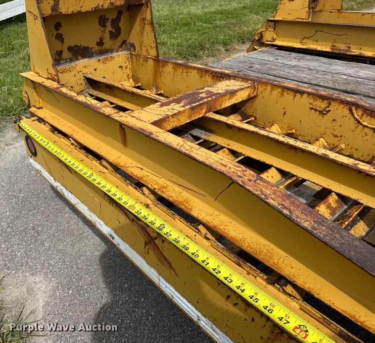 image for item DW6558 1999 Eager Beaver 20HALX equipment trailer