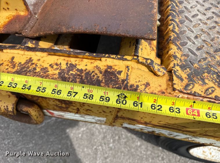 image for item DW6558 1999 Eager Beaver 20HALX equipment trailer