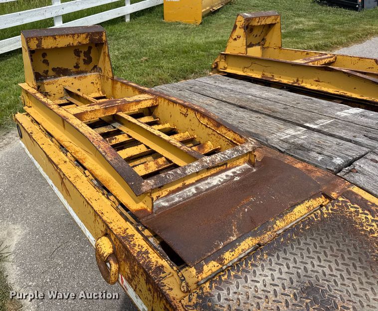 image for item DW6558 1999 Eager Beaver 20HALX equipment trailer