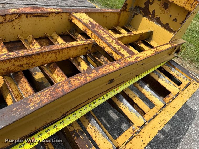 image for item DW6558 1999 Eager Beaver 20HALX equipment trailer