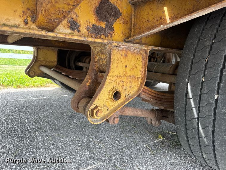 image for item DW6558 1999 Eager Beaver 20HALX equipment trailer