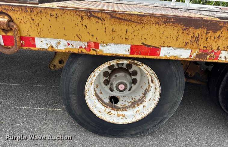 image for item DW6558 1999 Eager Beaver 20HALX equipment trailer