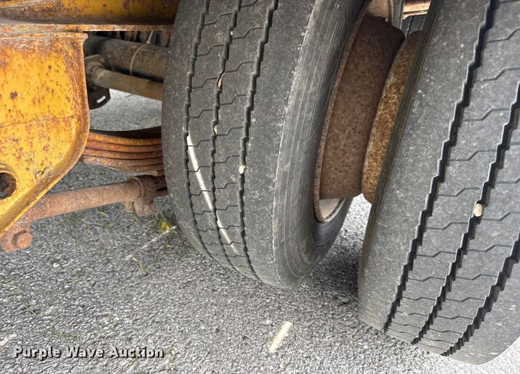 image for item DW6558 1999 Eager Beaver 20HALX equipment trailer