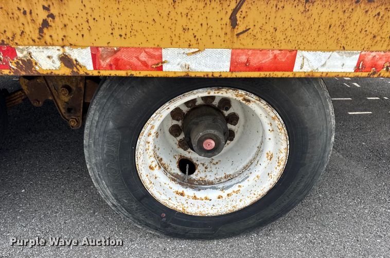 image for item DW6558 1999 Eager Beaver 20HALX equipment trailer