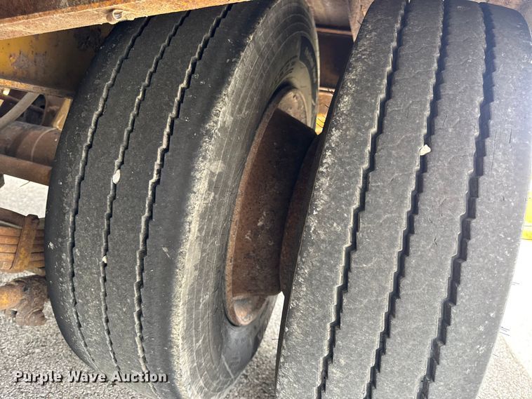 image for item DW6558 1999 Eager Beaver 20HALX equipment trailer