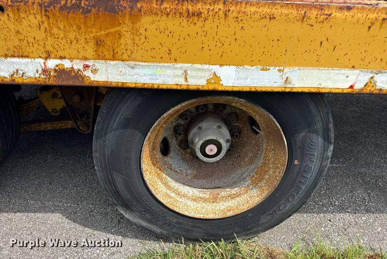 image for item DW6558 1999 Eager Beaver 20HALX equipment trailer