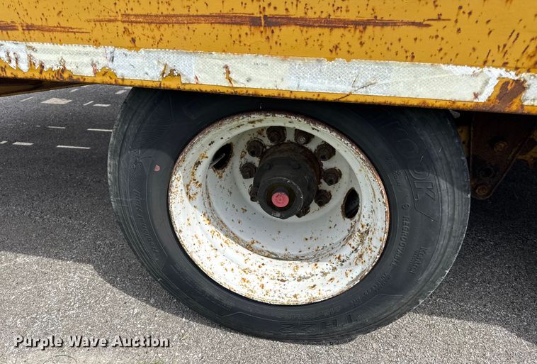 image for item DW6558 1999 Eager Beaver 20HALX equipment trailer