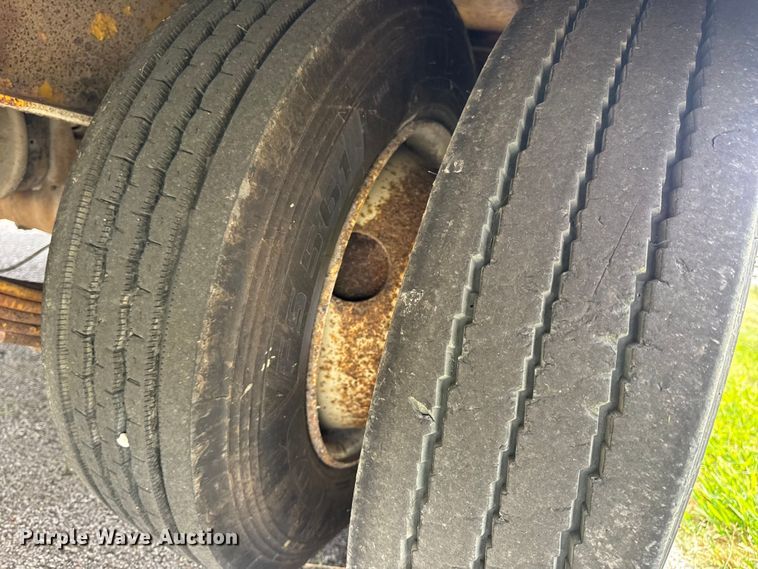 image for item DW6558 1999 Eager Beaver 20HALX equipment trailer