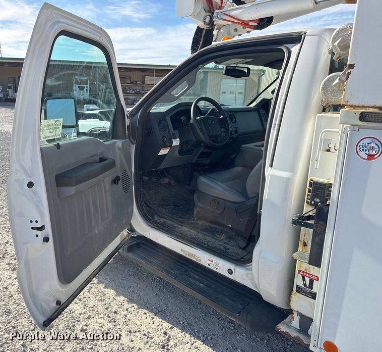 image for item DW6568 2015 Ford F550 Super Duty XL bucket truck