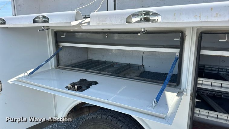 image for item DW6570 2016 Ford F550 Super Duty XL bucket truck