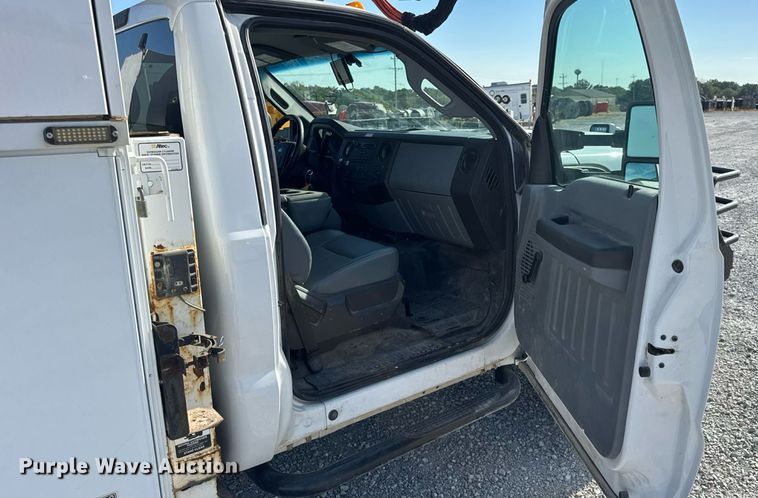 image for item DW6570 2016 Ford F550 Super Duty XL bucket truck