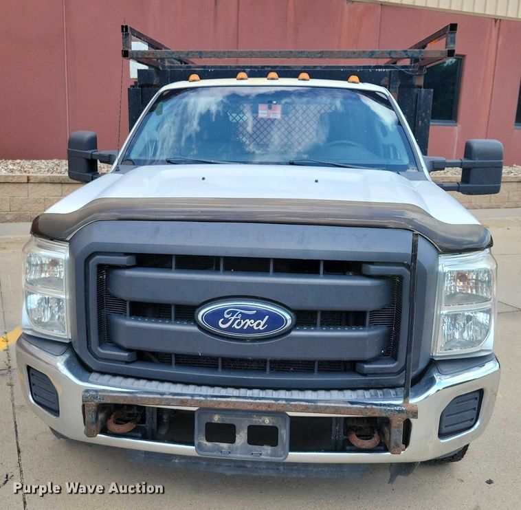 image for item DX7413 2013 Ford F350 Super Duty flatbed pickup truck