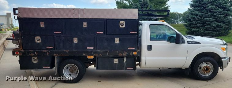 image for item DX7413 2013 Ford F350 Super Duty flatbed pickup truck