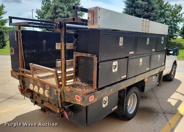 image for item DX7413 2013 Ford F350 Super Duty flatbed pickup truck