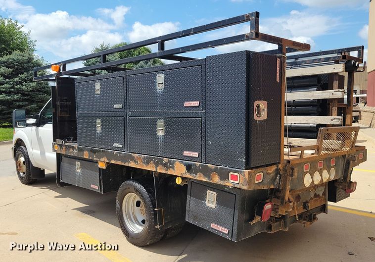 image for item DX7413 2013 Ford F350 Super Duty flatbed pickup truck