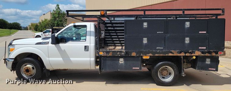 image for item DX7413 2013 Ford F350 Super Duty flatbed pickup truck