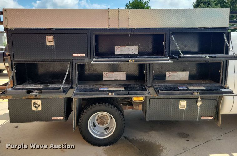 image for item DX7413 2013 Ford F350 Super Duty flatbed pickup truck