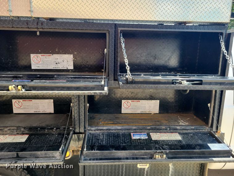 image for item DX7413 2013 Ford F350 Super Duty flatbed pickup truck