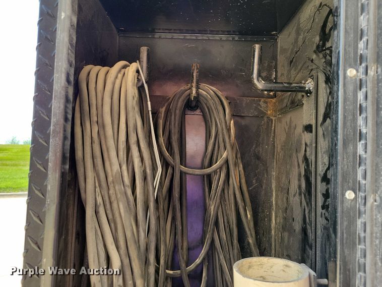 image for item DX7413 2013 Ford F350 Super Duty flatbed pickup truck